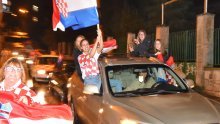 [FOTO] Opće ludilo na ulicama: Pogledajte kako se pobjeda Hrvatske slavila diljem Hrvatske!