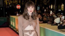 Zavodljivo izdanje zvijezde 'Emily u Parizu': Lily Collins otkrila isklesani torzo na crvenom tepihu