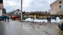 Hrvatska vojska drugi dan pomaže u obrani od poplava, u Petrinji angažirano 125 vojnika