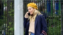 Sienna Miller pokazala je sjajan modni ulov: Ovaj kaput idealna je alternativa klasičnim tamnim kaputima