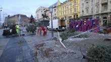 [FOTO] Kako je nogomet ukrao Božić: Uklanjaju se adventske kućice na Trgu bana Jelačića, tamo se večeras gleda tekma