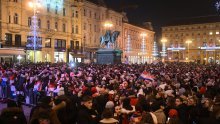 [FOTO] Za Vatrene se navija po gradskim trgovima, bez obzira na hladnoću, kišu i buru