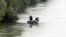 U Savi u Slavonskom Brodu pronađen mrtav muškarac, kod Donje Bebrine spašeno desetero migranata