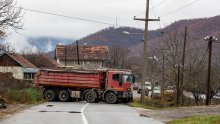 Nove napetosti na Kosovu: Prosvjedi srpskih ultradesničara, KFOR postavio bodljikavu žicu