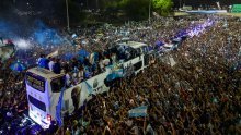 [VIDEO/FOTO] Navijači s mostova skakali u autobus reprezentacije, ima ozlijeđenih; Leo Messi i suigrači evakuirani helikopterima