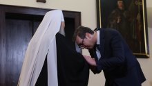 Vučić stigao u posjet vojsci na jugu Srbije, drama na Kosovu nastavlja se pod okriljem noći