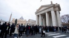 Gotovo 70 tisuća vjernika na Trgu sv. Petra odalo počast Benediktu XVI., sprovod je zakazan za četvrtak