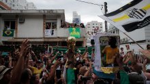 [FOTO] Stotine tisuće Brazilaca ispraća Pelea na njegovom posljednjem putovanju: Živio kralj!