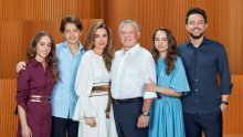 Okružena najmilijima: Kraljica Rania sve je oduševila novim obiteljskim portretom