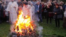 Vjernici u Crnoj Gori tradicionalno podijeljeni uoči Božića, svaki pale svoj Badnjak, a čak ih nije razdvajala policija