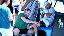 Drama uoči Australian Opena; Novak Đoković je zbog ozljede koljena morao prekinuti meč pa brzo napustio teren