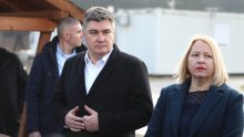 Milanović obilazi ljude u kontejnerima, a Ikić Baniček poručuje da Sisak ne može čekati nove ministre, pa su s obnovom počeli sami