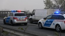 Muškarac u Budimpešti nožem napao policajce, jednog ubo, dvojicu ranio