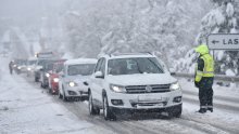 [FOTO] Francusku poharala ciklona Gerard; snažan vjetar rušio stabla, stiže im i oluja Fien