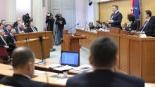 [VIDEO] Žestok aktualac: Plenković prozivao zastupnike zbog glasanja o obuci ukrajinskih vojnika, oni ga rešetali o euru i poskupljenjima