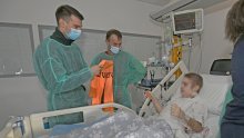 Lijepa gesta Dominika Livakovića! Posjetio je u bolnici dječaka kojemu su uspješno transplantirana pluća i poklonio mu potpisan dres