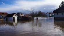 Zbog poplava izvanredna situacija u dijelu Srbije, traje potraga za dvije osobe koje su upale u nabujalu rijeku