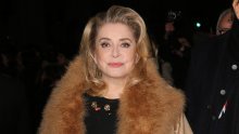 Francuskinje kao da ne stare: Catherine Deneuve i sa 79 godina izgleda desetljećima mlađe i oduševljava modnim stilom