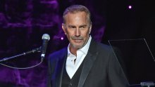 U dirljivom govoru Kevin Costner prisjetio se Whitney Houston, a onda su mu se oči napunile suzama