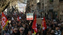 Stotine tisuća Francuza izašlo na ulice: 'Ne želimo raditi do 64!'