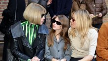 U društvu Anne Wintour na modnoj reviji: Ne zna se tko je veća trendseterica - Sienna Miller ili njezina kći Marlowe