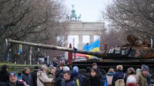 Aktivisti dovezli uništeni tenk T-72 pred rusko veleposlanstvo u Berlinu