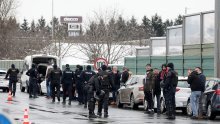 [FOTO] Do ponoći posebna regulacija prometa zbog derbija, policija na Lučkom dočekuje pripadnike Torcide