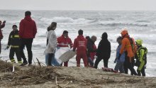 Gotovo 60 migranata poginulo u brodolomu u Italiji, jedna osoba uhićena zbog krijumčarenja