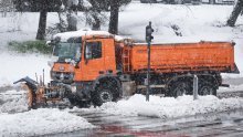 Sloveniju prekrio snijeg, u primorju puše snažna bura