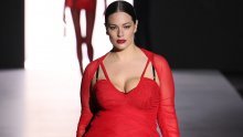 Spektakularan povratak Ashley Graham: Najpoznatija plus size ljepotica istaknula obline u zapanjujućoj crvenoj haljini