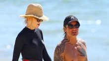 Nicole Kidman sa suprugom uživa na plaži, a njegovo isklesano tijelo nije moglo proći nezamijećeno