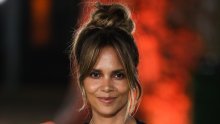 Halle Berry objavila urnebesni video u kojem joj stilistica pokušava zakopčati hlače