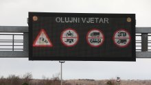 Olujni vjetar i dalje stvara probleme u prometu, zatvorene brojne prometnice