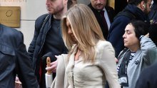 Jennifer Aniston istaknula vitku figuru u hit suknji sezone