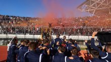 [VIDEO/FOTO] Torcida dočekala juniore Hajduka nakon povijesnog uspjeha; pogledajte ludu atmosferu na Poljudu!