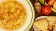 Zdrava povrtna juha koja pogoduje mršavljenju oduševit će vas okusom i dugo držati sitima