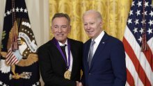 Joe Biden odao počast Bruceu Springsteenu, Veri Wang, Juliji Louis-Dreyfus...