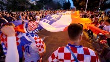 [FOTO] Velika hrvatska zastava od centra grada Splita ide prema stadionu Poljud, ludnica na ulicama