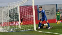 [VIDEO/FOTO] Slaven srušio Istru, Mudražija zabio gol pa tražio penal. Pogledajte smiješnu situaciju...