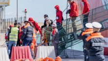 Migranti se nasukali na pusti otok u Italiji, spašavali ih helikopterom