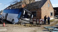 Sedam ozlijeđenih u sudaru autobusa i traktora