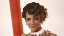 Halle Berry gola pije vino na svom balkonu: 'Radim što želim'