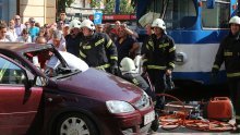 Tramvaj naletio na auto, dvije trudnice ozlijeđene