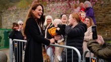 Torbica Kate Middleton završila u rukama bebe; pogledajte njezinu reakciju