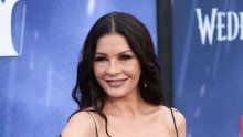 Catherine Zeta-Jones izgleda nevjerojatno dobro u haljini od crne čipke