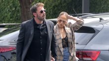 Ne odvajaju se: Ben Affleck i Jennifer Lopez uživali u šetnji držeći se za ruke