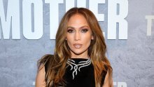 Elegancija kakva se rijetko viđa: Jennifer Lopez očarala u otmjenoj crnoj haljini