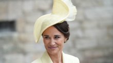 Pippa Middleton privlačila poglede u žutom izdanju, sličnom onom u kojem je ranije viđena Kate