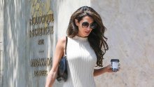 Amal Clooney ima jednostavan, a tako dobar stajling: Chic haljina i tenisice koje idu uz sve