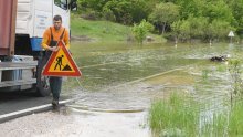 Poplavljene kuće u Srbu, ima i klizišta. HGSS spašava pothlađenu ženu